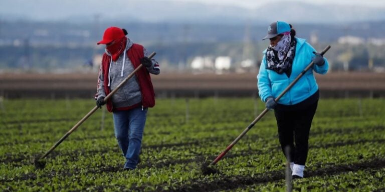 Madres latinas que trabajan son las más afectadas por brecha salarial en USA