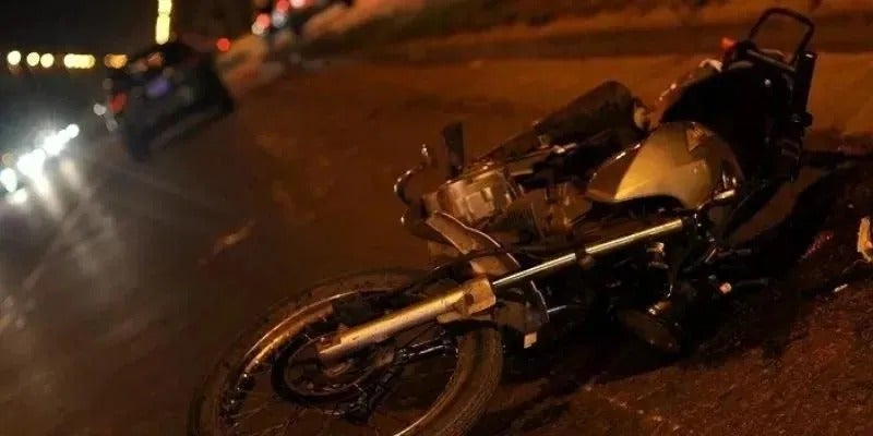 Motociclista choca con transeúnte en Omoa