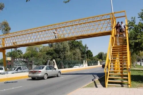 hombre se arroja de puente y sobrevive