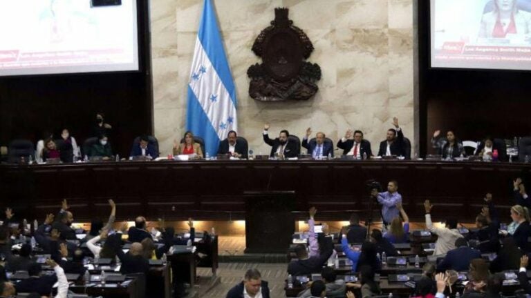 Aprueban reforma para evitar discriminación laboral contra mayores de 35 años