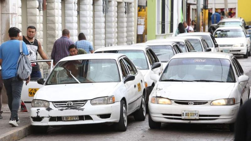Taxistas paralizan sus unidades por extorsión