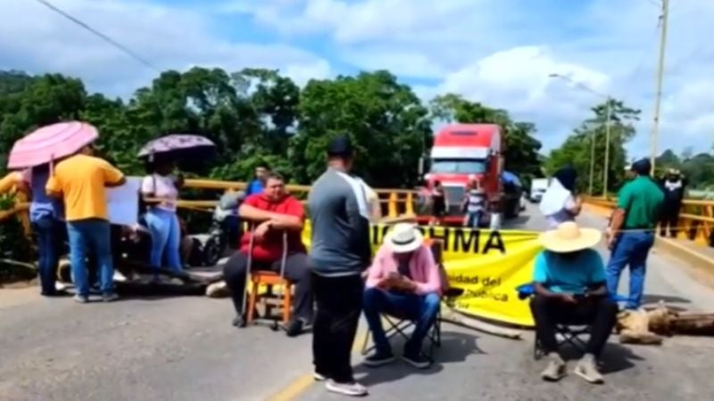 Docentes se toman puente en La Ceiba