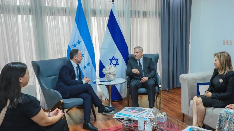 Embajador de Israel en Honduras entrega copias de estilo