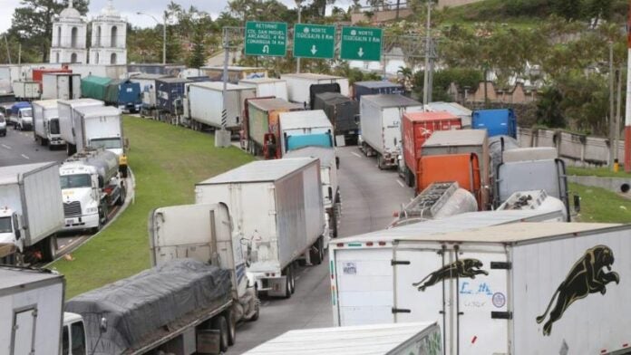 Transportistas de carga pesada suspenden paro