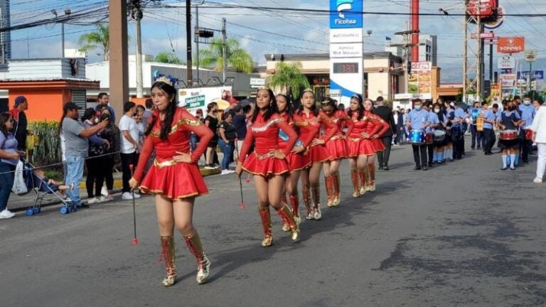 Sancionarán a centros educativos que desfilen en carreteras