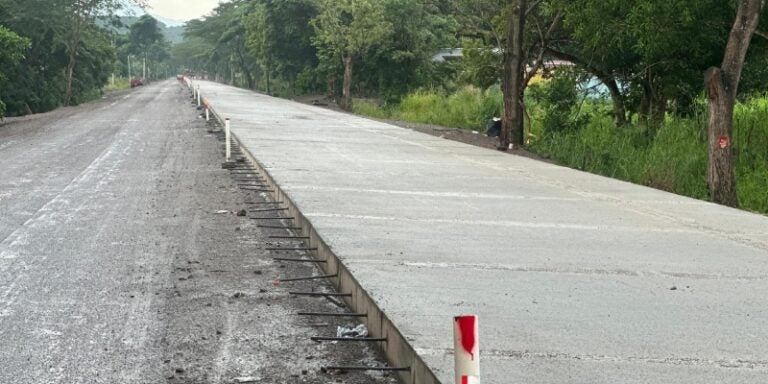 Construyen carreteras de concreto hidráulico en Copán y Ocotepeque