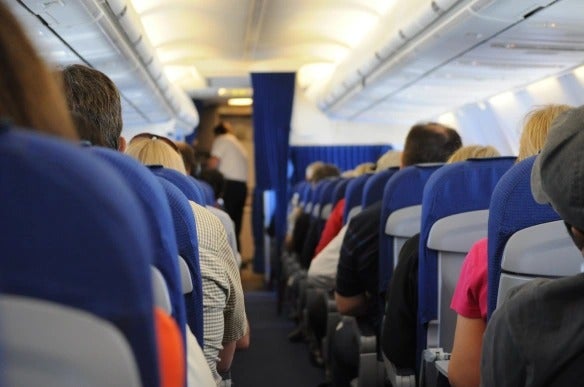 Mujer muere dentro de avión España