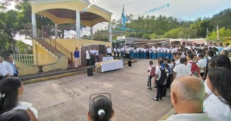 docente y alumno descarga eléctrica bandera Olancho