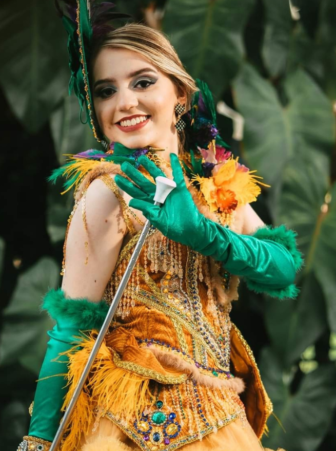 Diseñadora hondureña se prepara para confeccionar los trajes de bellas palillonas