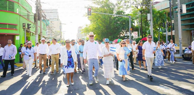 Autoridades encabezan desfiles patrios en San Pedro Sula