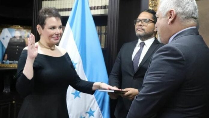 Beatriz Valle renuncia como embajadora