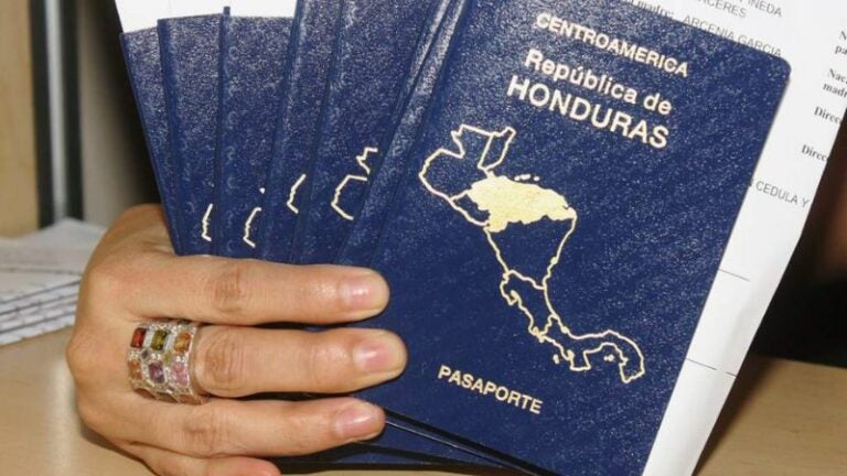 Denuncian red de falsificación de pasaportes en Estados Unidos