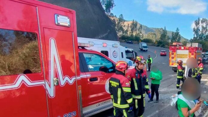 Ocho muertos y 13 heridos al volcar autobús en Ecuador