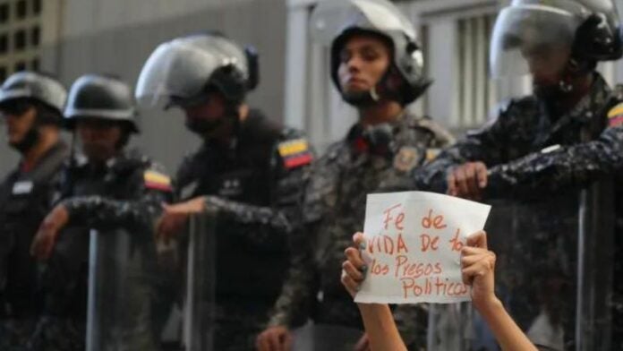 Simpatizantes de opositores venezolanos presos se manifiestan frente al edificio del Servicio de Inteligencia (Sebin).