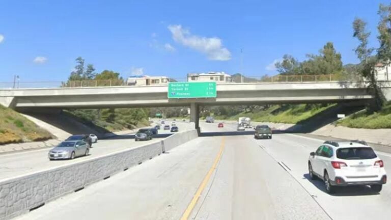 Hombre se lanza de un puente y cae sobre mujer que pasaba por la calle