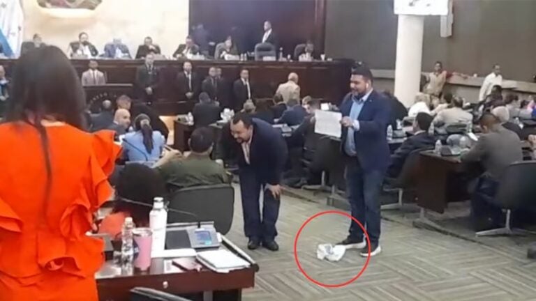 Diputado nacionalista deja pañal sucio a bancada de Libre