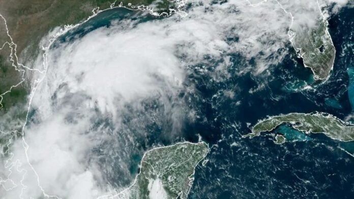 Un sistema en el suroeste del Golfo de México podría convertirse en tormenta tropical en uno o dos días. (NHC)