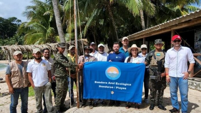 Playa Cocalito en La Tela recibe la Bandera Azul Ecológica