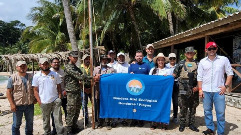 Playa Cocalito en La Tela recibe la Bandera Azul Ecológica