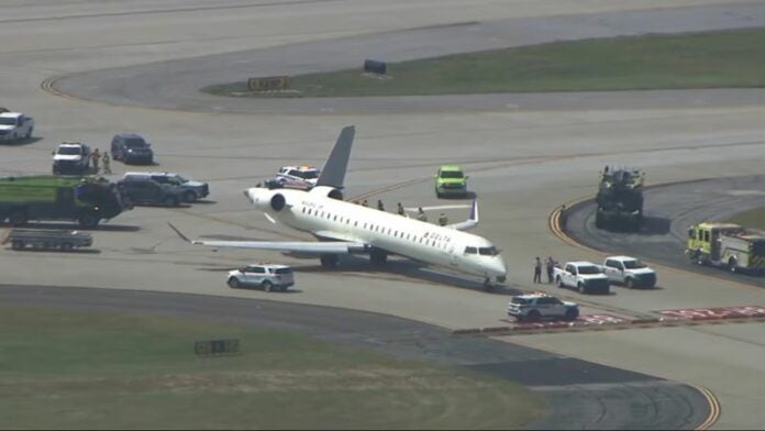 Uno de los aviones dañados este martes en el Aeropuerto Internacional Hartsfield-Jackson, de Atlanta (Georgia).