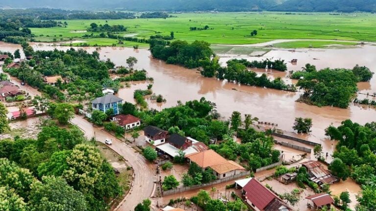 Ascienden a 143 las muertes y 58 desaparecidos por tifón en Vietnam