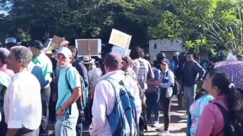 Productores de cebolla protestan en el sector del Zamorano, FM