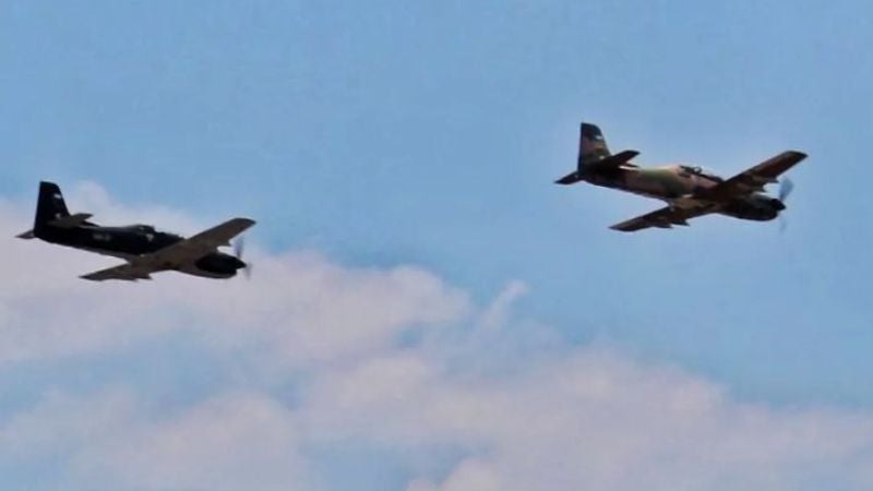 Dos Embraer 314 Super Tucano sobrevolando Tegucigalpa