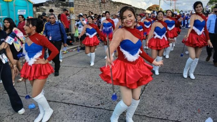 Bellas palillonas del Liceo San Juan dan un espectáculo en Tegucigalpa