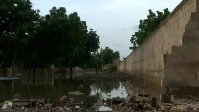 El agua provocó que se derrumbara una pared de una prisión de Nigeria y unos 280 presos aprovecharon para escaparse.