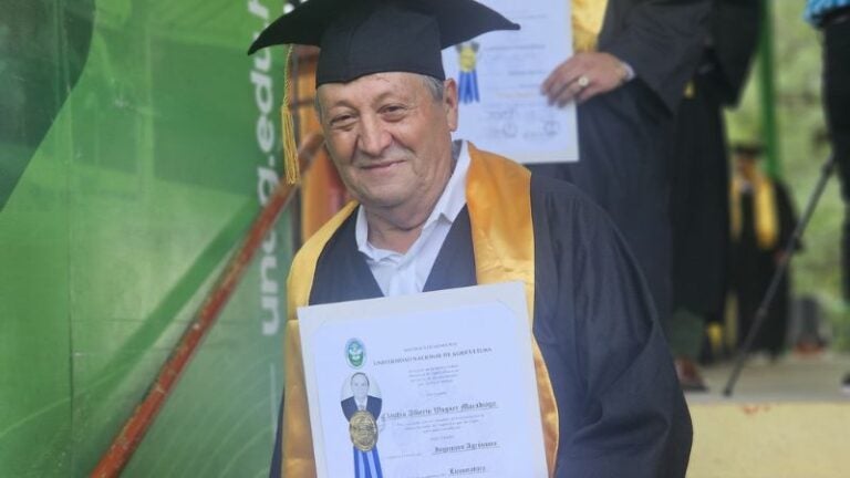 Hondureño de 70 años se gradúa de ingeniero agrónomo en la UNAG