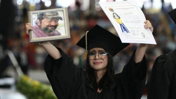 Joven honra memoria padre título UNAH