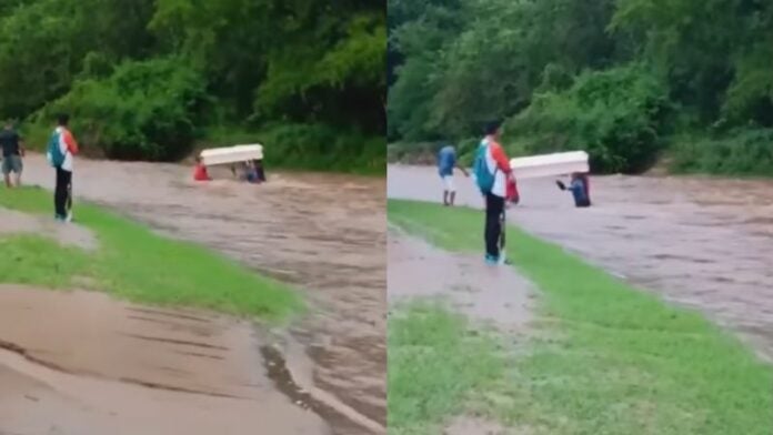 Individuos atraviesan río desbordado con ataúd a cuestas en Choluteca