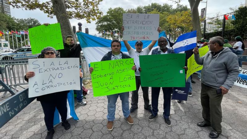 Hondureños realizan protesta ante la ONU, en Nueva York