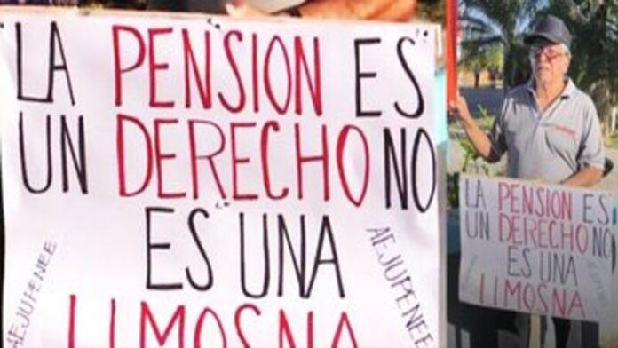 Jubilados de la ENEE realizan plantón por pensiones y salarios