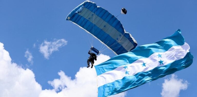 Así fue el espectacular aterrizaje de 24 paracaidistas en el Estadio Nacional