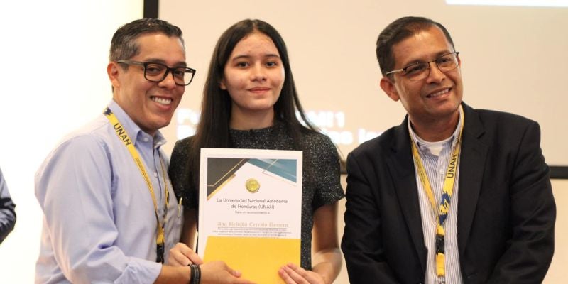 UNAH premia a los estudiantes con excelencia académica