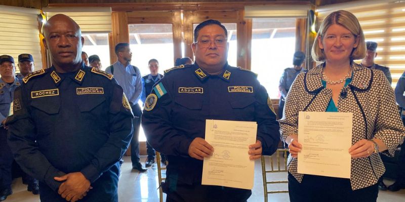 Embajada de USA entrega seis vehículos a la Policía Nacional