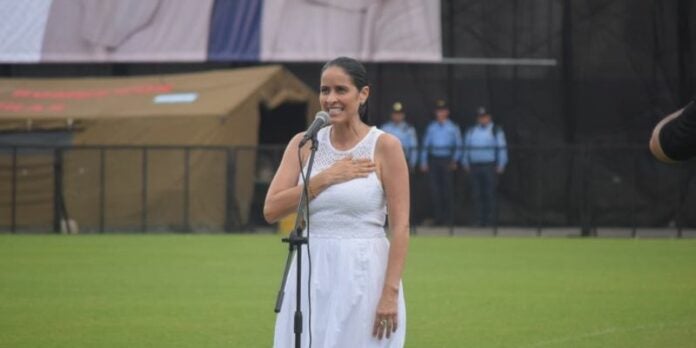 Cantante de ópera profesional, Melina Pineda, entona el Himno Nacional en los desfiles