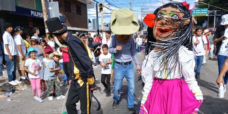 Asombro despiertan las mojigangas y disfraces del varios colegios capitalinos