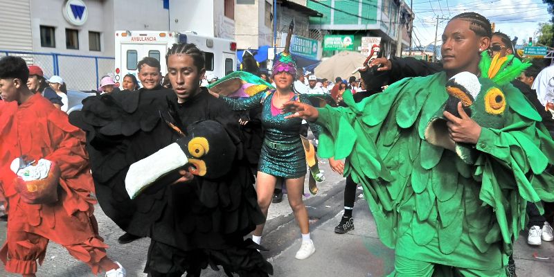 Asombro despiertan las mojigangas y disfraces del varios colegios capitalinos