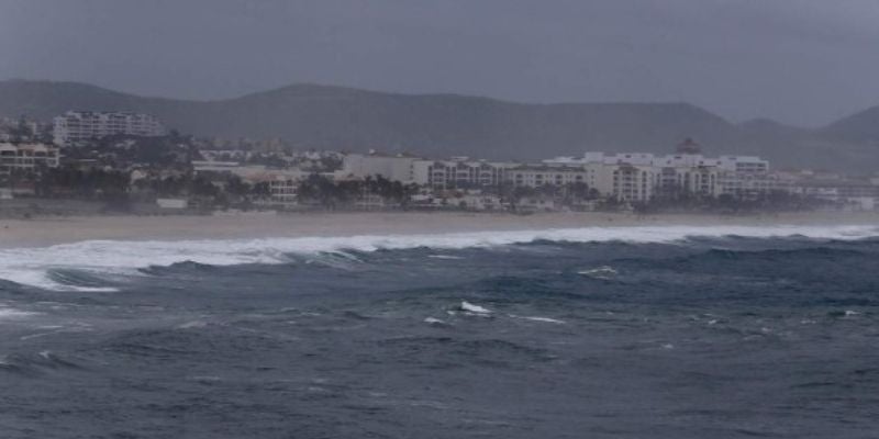 Huracán John se convierte en categoría 2 y pone en alerta en México