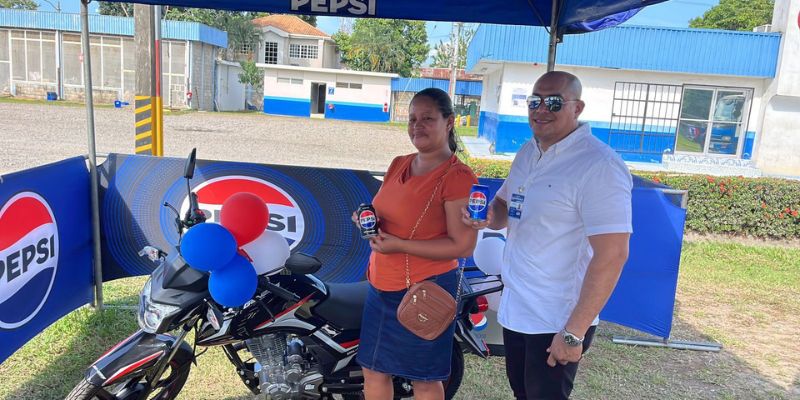 Pepsi sorprende con la entrega de dos nuevas motos y un fabuloso vehículo