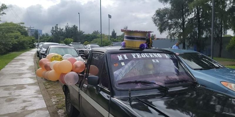 Vehículo decorado roba miradas en las graduaciones de la UNAH