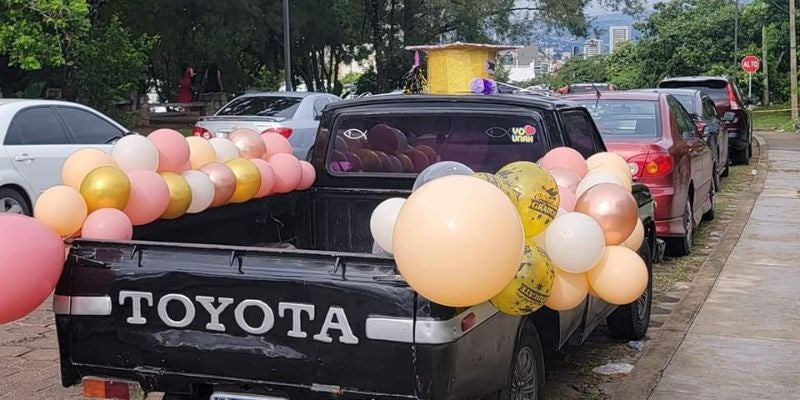 Vehículo decorado roba miradas en las graduaciones de la UNAH