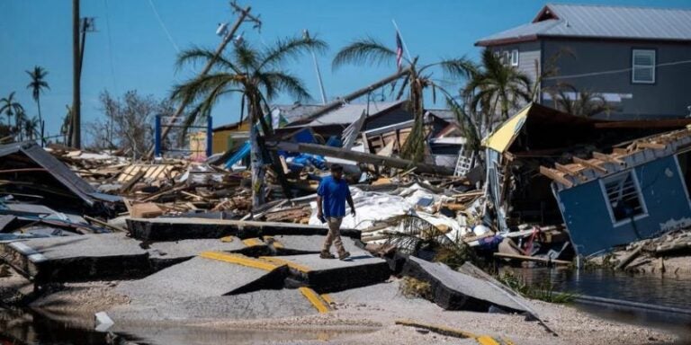 Huracán Helene deja más de 33 muertos y provoca inundaciones "catastróficas" en USA