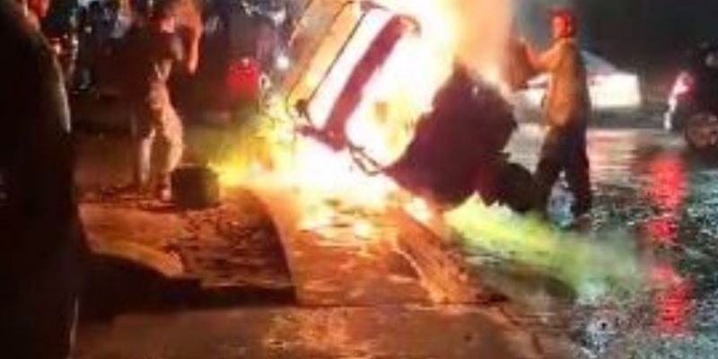 Captan el momento en que una mototaxi con pasajeros se prende en fuego en TGU