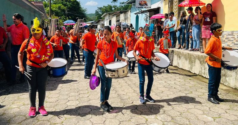 Comienza la colorida y alegre feria patronal de Las Flores, Lempira