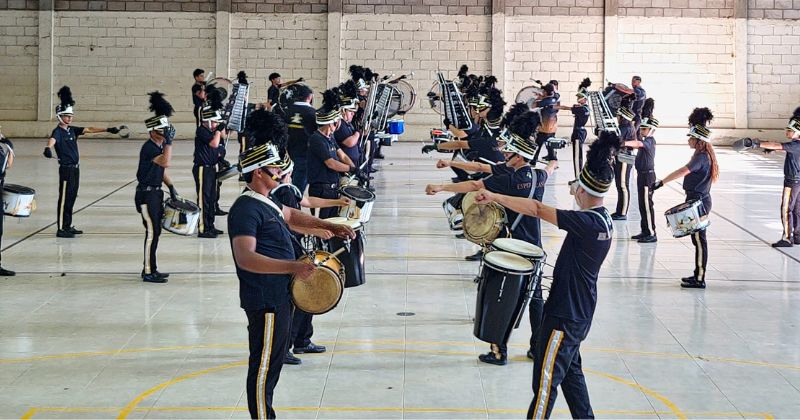 Banda Independiente desfiló bajo un torrencial aguacero