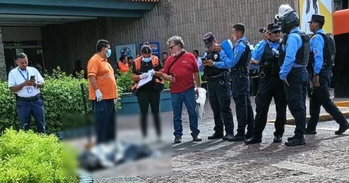 Hombre muere en las afueras de centro comercial capitalino