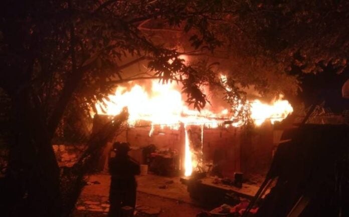 Voraz incendio deja un muerto y consume tres casas TGU